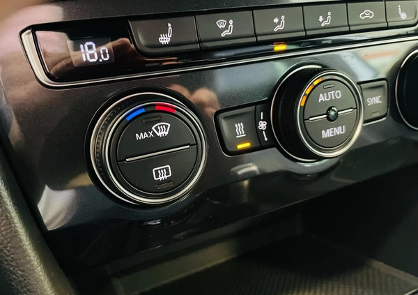 Volkswagen Tiguan cena 114900 przebieg: 84525, rok produkcji 2018 z Człopa małe 781